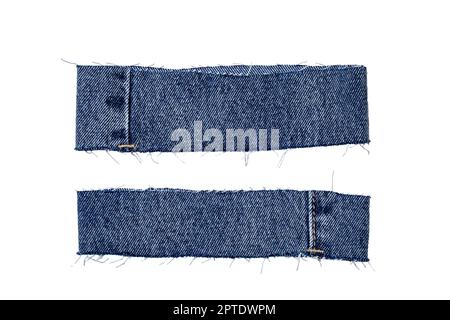 Pezzi di tessuto di jeans con frangia isolata su sfondo bianco. Due gambaletti tagliati di jeans denim blu. Macro. Foto Stock