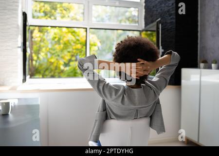 Apri finestra in Office. Respirare aria fresca e rilassarsi Foto Stock