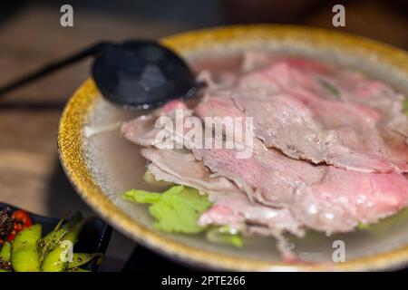 Spaghetti con fetta di manzo crudo, famosa cucina a Kinmen di Taiwan Foto Stock