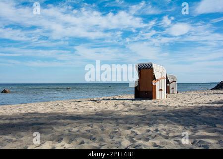 Cestini bianchi e tradizionali in vimini sulla spiaggia sabbiosa con il Mar Baltico, a Poel, in Germania Foto Stock