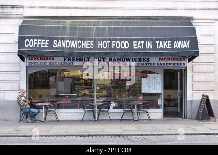 Londra, Regno Unito. Il Breadline Cafe in Duncannon Street, serve tradizionali caffe' Inglesi. Foto Stock