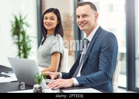 Professionisti del lavoro ambiziosi. Ritratto di due uomini d'affari seduti insieme in un ufficio Foto Stock