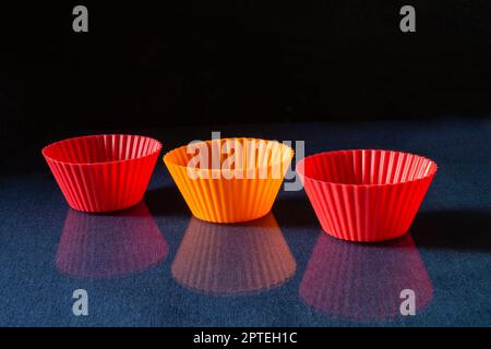 Teglia rotonda a casa. Articoli da cucina su sfondo nero Foto Stock