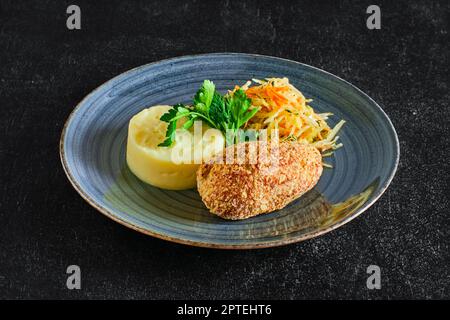 Tradizionale cotoletta di Kiev con purè di patate e cavolo sottaceto Foto Stock