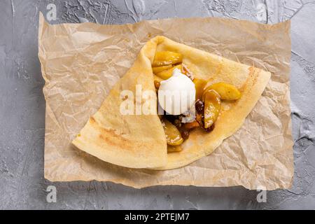 Crepes farcite con frutta e noci. Servito con palla di gelato. Dolci dolci dolci e frittelle sottili Foto Stock