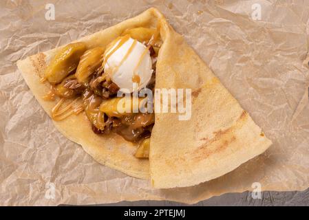 Crepes farcite con frutta e noci. Servito con palla di gelato. Dolci dolci dolci e frittelle sottili Foto Stock