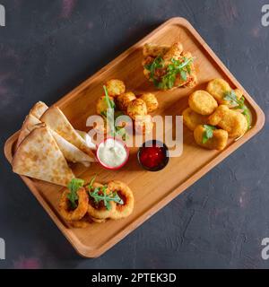 Piatto di legno con snack per la birra Foto Stock