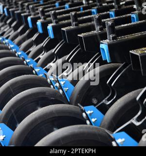 Fila di ruote della nuova seminatrice agricola industriale chiusa su Foto Stock