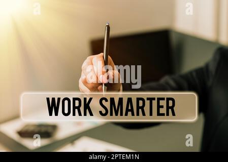 Scrittura a mano segno lavoro più intelligente, concetto che significa efficienza essere intelligente nel vostro lavoro fare strategie di successo Foto Stock