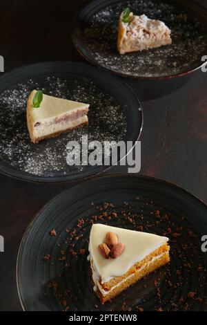 Tre pezzi di torte fatte in casa su di un legno scuro dello sfondo vintage Foto Stock