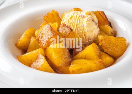 Fette di ananas caramellato arrosto con gelato Foto Stock