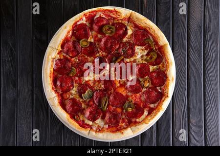 Pizza calda salsiccia per pizza con peperoncino jalapeno. Vista dall'alto. Foto Stock