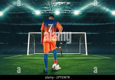 Giocatore di calcio pronto a calciare un calcio di punizione durante la partita Foto Stock