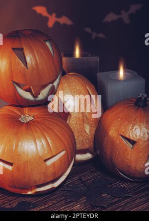 Splendido ed elegante decor di Halloween. Scolpito Jack-o-lanterne decorate con candele. Pipistrelli sul muro. Festa di Halloween felice. Foto Stock