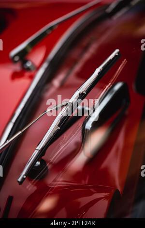 Primo piano di un tergicristallo vintage sul parabrezza di un'auto. Foto Stock