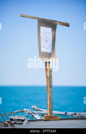 Immagine a colori di un obiettivo di scatto su carta su un palo. Foto Stock