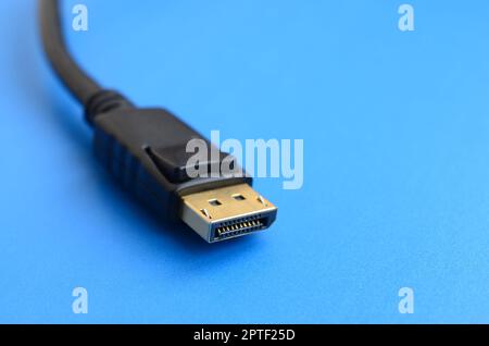 Connettore maschio DisplayPort a 20 pin placcato oro per un collegamento perfetto su sfondo blu Foto Stock
