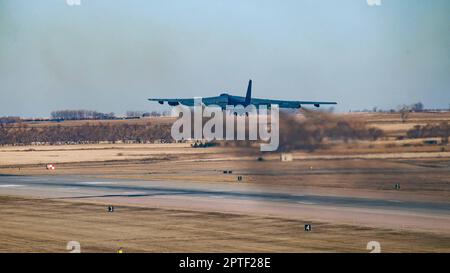 NEGLI STATI UNITI Air Force B-52H Stratofortress assegnata alla 2nd Bomb Wing decollo durante il Global Thunder 23 (GT23) presso la Minot Air Force base, North Dakota, 16 aprile 2023. GT23 è un'opportunità di formazione inestimabile per esercitare tutti gli Stati Uniti Le aree di missione del comando strategico e creare le condizioni per la deterrenza strategica contro una varietà di minacce. (STATI UNITI Air Force foto di staff Sgt. Michael A. Richmond) Foto Stock