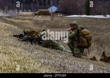 STATI UNITI Gli aerei assegnati alla squadra di risposta tattica delle operazioni di sicurezza missilistica 91st si preparano a simulare un attacco contro una struttura di lancio durante un esercizio di ricattura e recupero a sostegno del Global Thunder 23 vicino alla base dell'aeronautica militare Minot, North Dakota, 28 aprile 2023. Esercizi come il Global Thunder coinvolgono una pianificazione e un coordinamento estesi per fornire una formazione unica per le unità e le forze assegnate. (STATI UNITI Foto dell'aeronautica militare di Senior Airman Zachary Wright) Foto Stock