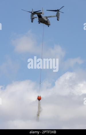 NEGLI STATI UNITI L'aereo marino MV-22B Osprey fa cadere l'acqua da un secchio di bambi sopra un'area bersaglio durante l'esercizio annuale di estinzione di Cory Iverson Wildland presso il lago Las Pulgas sulla base del corpo dei Marine Camp Pendleton, California, 19 aprile 2023. L'esercitazione antincendio di Cory Iverson Wildland è un evento annuale che si concentra sulla cooperazione interagenzia tra il Dipartimento della silvicoltura e della protezione antincendio della California, il Dipartimento dello sceriffo della contea di San Diego e il Dipartimento della Difesa. Durante l'esercizio, ogni entità lavora insieme per creare un team efficace, efficiente e ben addestrato in cui rispondere Foto Stock