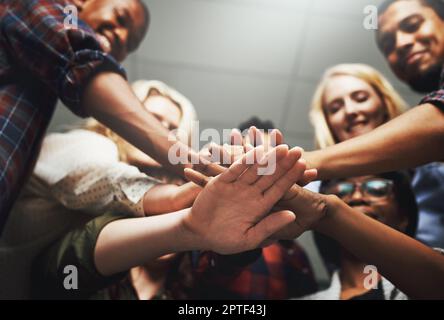 Abbiamo ottenuto questo. un gruppo di allegri colleghi di lavoro che formano insieme un huddle Foto Stock