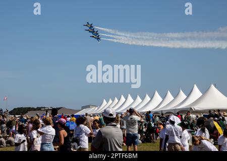 Gli Stati Uniti Dimostrazione di volo della Marina lo Squadrone, gli Angeli Blu, effettua manovre aerobiche durante la giornata di prove di Beaufort Airshow 2023 alla Stazione aerea del corpo Marino (MCAS) Beaufort, South Carolina, 21 aprile 2023. MCA Beaufort ospita lo spettacolo aereo per riunire la comunità e dimostrare gli Stati Uniti Corpo marino elemento di combattimento di aviazione e capacità di Task Force aria-terra marina. (STATI UNITI Corpo marino foto di Lance CPL. Jareka Curtis) Foto Stock