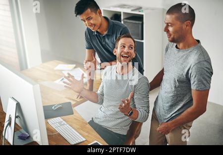 Sapere come collaborare è un'abilità necessaria. tre progettisti che lavorano insieme su un progetto in un ufficio Foto Stock