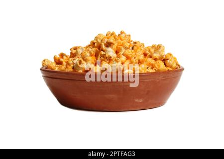 Ciotola di popcorn di formaggio piccante in ciotola su bianco Foto Stock