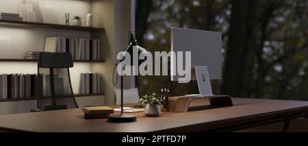 Moderno e contemporaneo ufficio privato o casa di notte con computer, lampada da tavolo e accessori su un tavolo. rappresentazione 3d, illustrazione 3d Foto Stock
