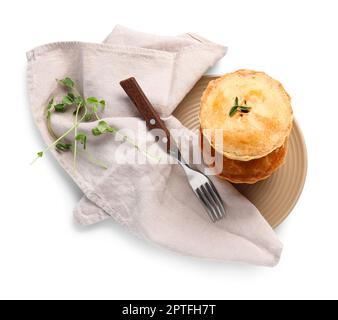 Piatto con gustose torte di carne su fondo bianco Foto Stock