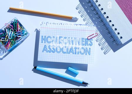 Ispirazione che mostra l'associazione dei proprietari di abitazione del segno, organizzazione della vetrina di affari con la tassa per i upshees della Comunità gated Foto Stock