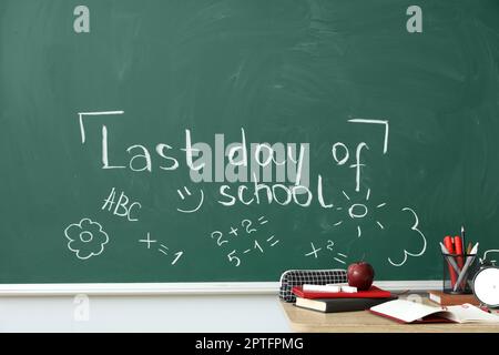 Testo ULTIMO GIORNO DI SCUOLA con disegni su lavagna in classe Foto Stock