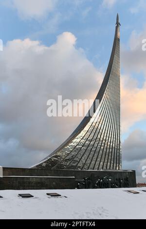Monumento ai conquistatori dello spazio a Mosca, Russia durante l'inverno. Foto Stock