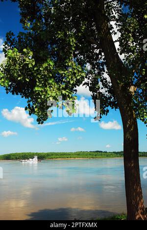 Una chiatta di trasporto veleggia l'acqua del fiume Mississippi vicino a Memphis Tennessee, trasportando merci e merci Foto Stock