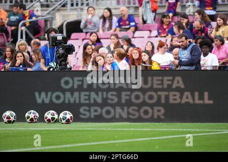 Esposizione ufficiale di UEFA Women’s Football Sposor e palle durante la partita della UEFA Womens Champions League, semifinali, 2nd tappa tra il FC Barcelona e il Chelsea FC giocato allo Stadio Spotify Camp Nou il 27 aprile 2023 a Barcellona, Spagna. (Foto di Colas Buera / PRESSIN) Foto Stock