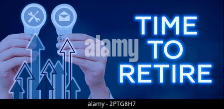 Didascalia di testo che presenta il tempo di andare in pensione, conto di risparmio della banca di concetto del Internet, assicurazione e pianificazione della pensione Foto Stock