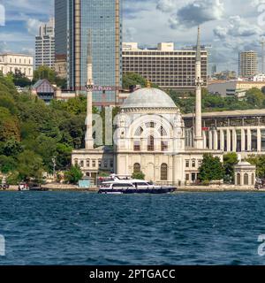 Istanbul, Turchia - 29 agosto 2022: Vista dallo stretto del Bosforo che domina la moschea barocca Dolmabahce, adatta al lato del mare di Kabatas, in Foto Stock