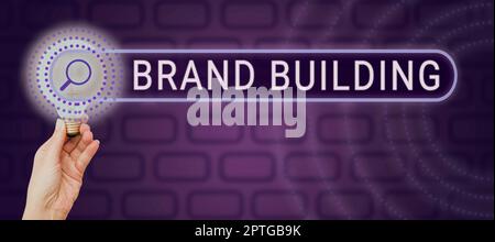 Cartello che mostra Brand Building, Panoramica aziendale per aumentare i clienti è la conoscenza di una determinata azienda Foto Stock