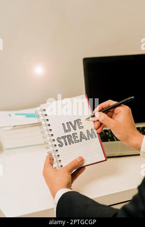 Testo che mostra ispirazione Live Stream, concetto che significa trasmettere un materiale video o audio con l'uso di Internet Foto Stock