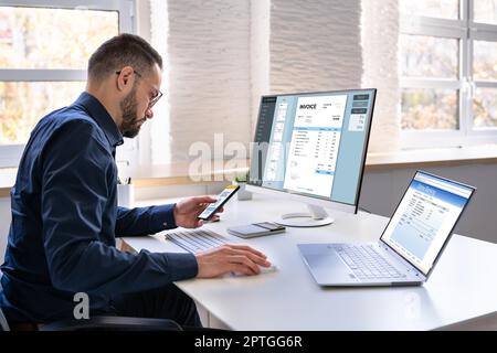 Giovane Imprenditore guardando la fattura mentre facendo il banking online sul computer Foto Stock