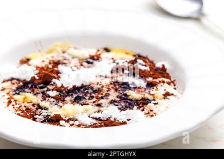 porridge di semola con cacao, zucchero e burro fuso Foto Stock