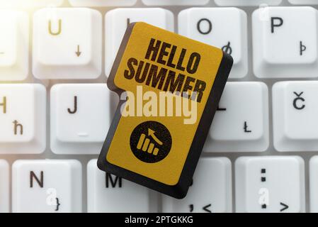 Cartello che mostra Ciao Estate, approccio aziendale accoglienza la stagione più calda dell'anno viene dopo la primavera Foto Stock