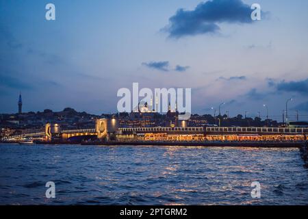 Esterno della Moschea di Rustem Pasa a Eminonu, Istanbul, Turchia Foto Stock