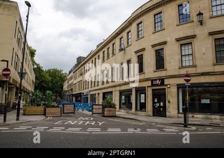 Bath, Regno Unito - 3 settembre 2022: Vista lungo Kingsmead Square con negozi e caffè a Bath, Somerset in un nuvoloso pomeriggio autunnale. Foto Stock