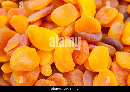 Orejones di albicocche secche. Visualizzato presso lo stand del mercato di strada Foto Stock