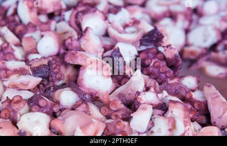 Bollito e fresco a fette di polpo. Tapa in stile galiziano Foto Stock