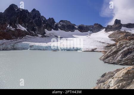 Ghiacciaio di Ojo del Albino e lago alto nella catena montuosa della Patagonia meridionale. Arrampicata sopra la famosa Laguna Esmeralda Sentiero escursionistico vicino Ushuaia, Argentina Foto Stock