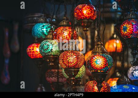 La Turchia. Mercato con molti tradizionali fatti a mano colorati Bagno turco lampade e lanterne. Lanterne appese in negozio per la vendita. Famoso Negozio di souvenir dalla Turchia. Foto Stock