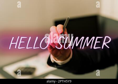 Cartello con su scritto Hello Summer, Business Showcase accoglienza la stagione più calda dell'anno viene dopo la primavera Foto Stock