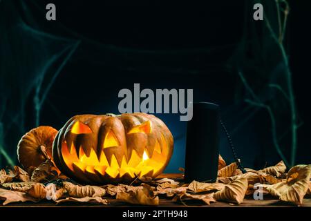 Zucche di Halloween e musica colonna in scary notte profonda. Sfondo di Halloween Foto Stock